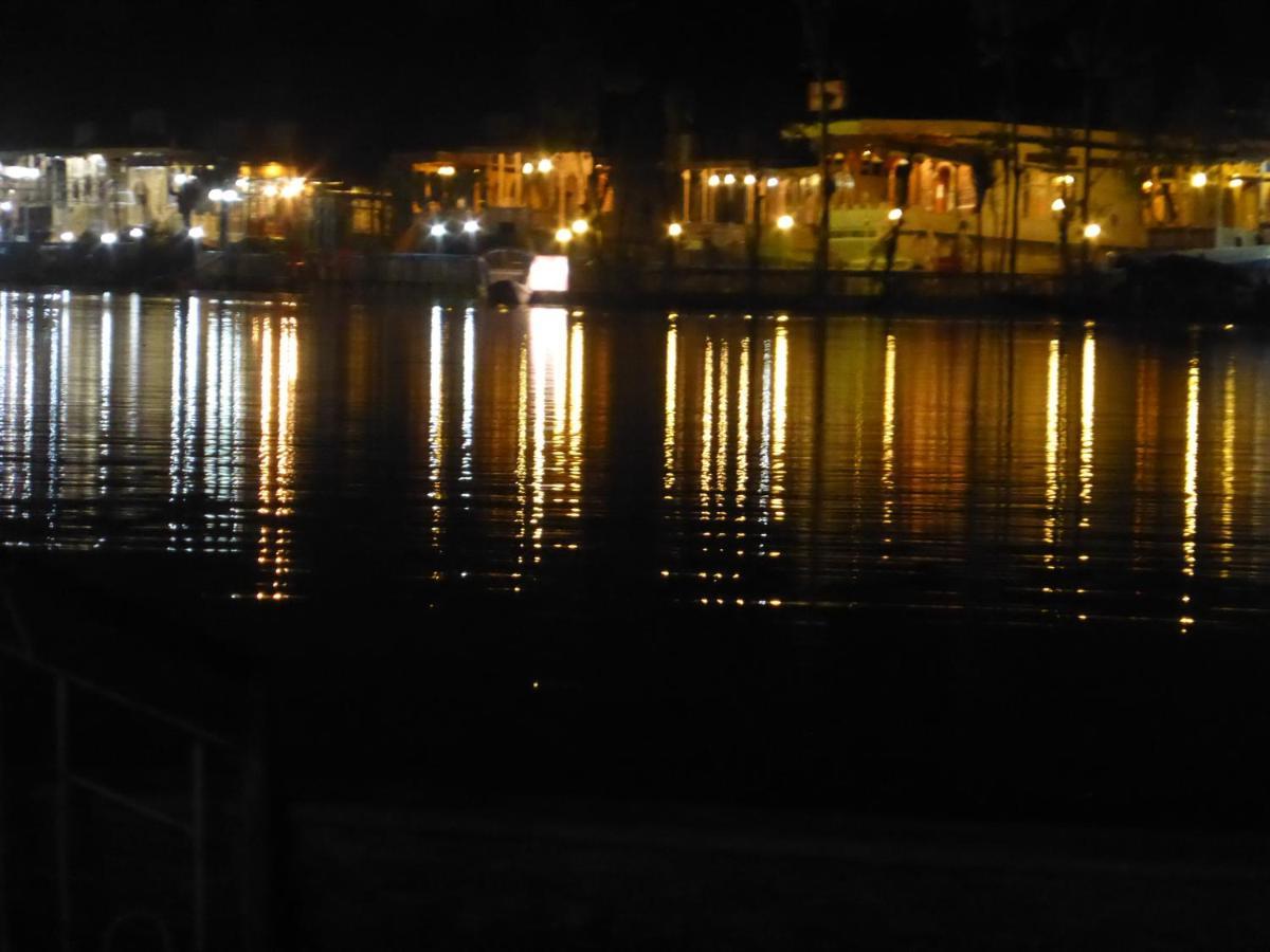 Independent Goonapalace Group of Houseboats Srīnagar Buitenkant foto