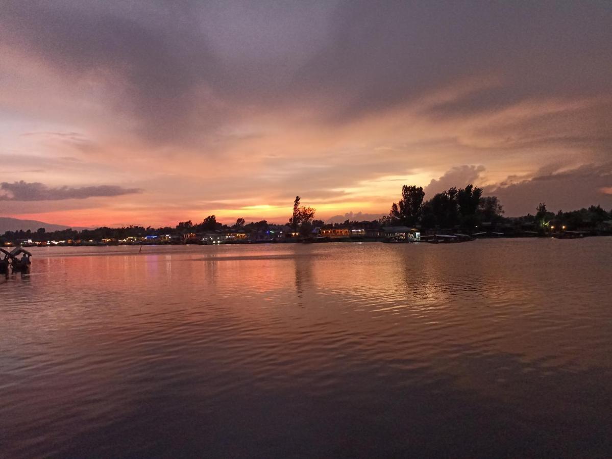 Independent Goonapalace Group of Houseboats Srīnagar Buitenkant foto