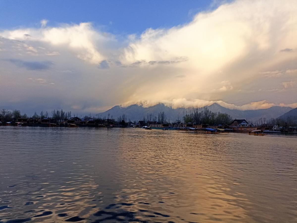 Independent Goonapalace Group of Houseboats Srīnagar Buitenkant foto