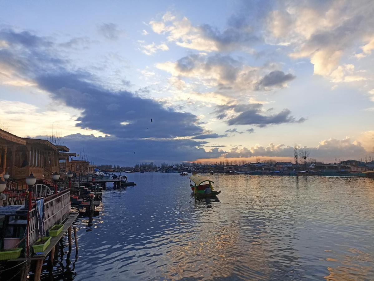 Independent Goonapalace Group of Houseboats Srīnagar Buitenkant foto