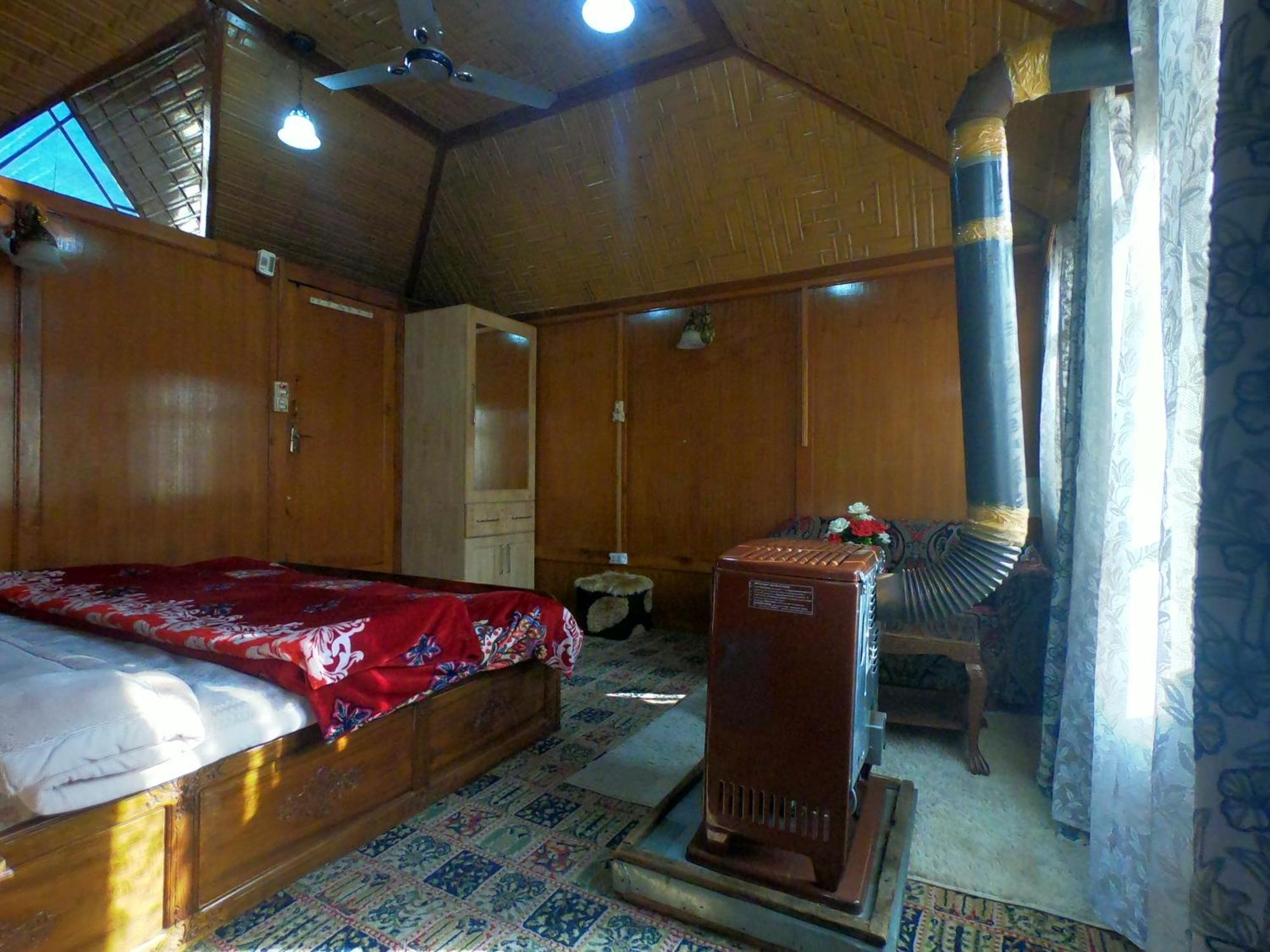 Independent Goonapalace Group of Houseboats Srīnagar Buitenkant foto