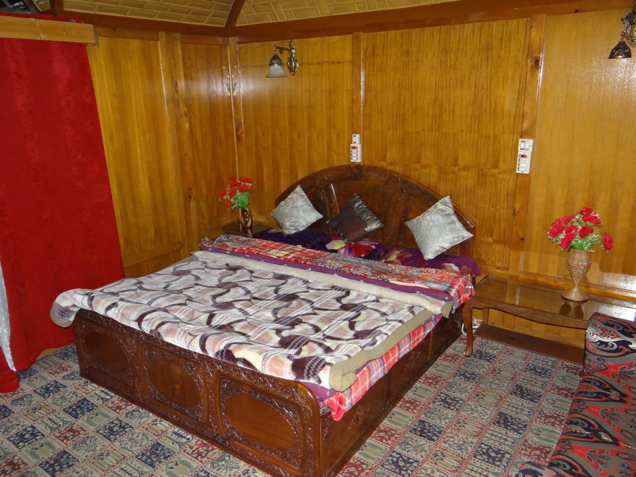 Independent Goonapalace Group of Houseboats Srīnagar Buitenkant foto