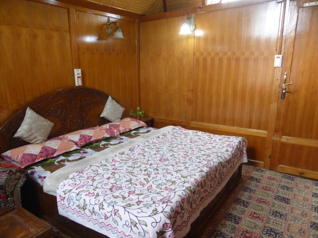 Independent Goonapalace Group of Houseboats Srīnagar Buitenkant foto