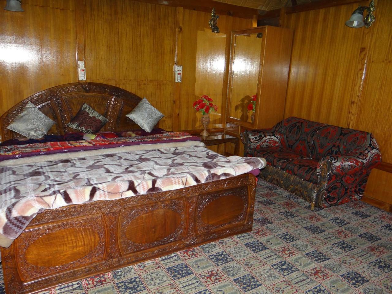 Independent Goonapalace Group of Houseboats Srīnagar Buitenkant foto